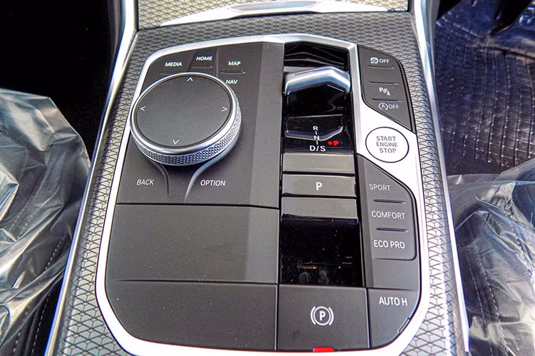 Ở hai phiên bản 320i Sport Line và 320i M Sport, động cơ tạo ra công suất tối đa 184 mã lực cùng mô-men xoắn cực đại 300 Nm.