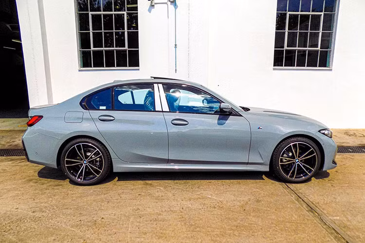 Cuối cùng là những trang bị an toàn tiêu chuẩn như cảnh báo va chạm phía trước với phanh can thiệp khi phát hiện người đi bộ/ô tô/xe đạp, hiển thị giới hạn tốc độ, cảnh báo lệch làn đường và hệ thống kiểm soát khoảng cách đỗ xe tiêu chuẩn mới, đi kèm 4 cảm biến trước/sau.