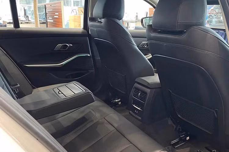 Nằm bên dưới nắp ca-pô của BMW 3-Series LCI 2023 tại Việt Nam sẽ là động cơ xăng 4 xi-lanh, tăng áp, dung tích 2.0L như cũ.