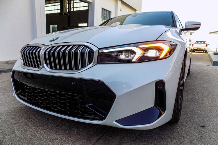 Dự kiến, BMW 3-Series LCI 2023 thế hệ mới sẽ được giao cho khách vào cuối tháng này. Xe sẽ tiếp tục được THACO lắp ráp và phân phối chính hãng tại Việt Nam.