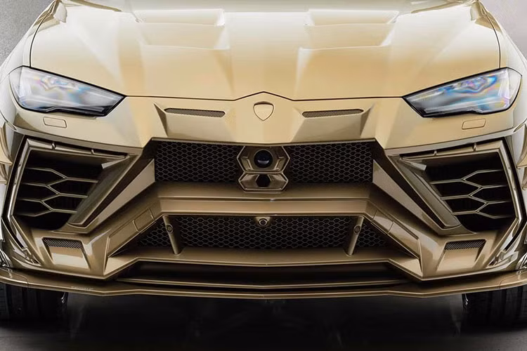 Chiếc Urus này sau đó được hoàn thiện với lớp sơn màu vàng gold được Mansory đặt tên là Bronzo Zenas. Mọi bộ phận của thân xe đều được tô điểm bằng màu sơn mờ nổi bật này, bao gồm cả bộ mâm có thiết kế lấy cảm hứng từ đua xe rally.