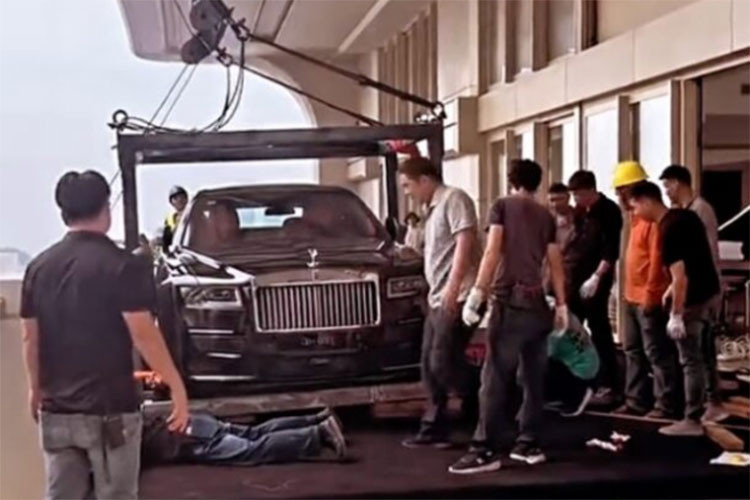 Có vẻ như tỷ phú người Trung Quốc không có ý định lái chiếc xe siêu sang này. Thay vào đó, chiếc xe Anh quốc chỉ được dùng để làm vật trưng bày cho căn penthouse của vị tỷ phú chưa rõ danh tính.