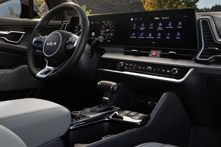 Đúng như kỳ vọng, nội thất xe hứa hẹn được nâng cấp nhiều. Đáng chú ý là màn hình cong 12,3 inch trải trên táp lô. Các khe gió điều hòa được tinh chỉnh nhẹ. Khu vực dưới màn hình trung tâm nay được làm gọn lại với một mảng ngang mỏng với 2 nút điều chỉnh âm thanh và điều hòa.