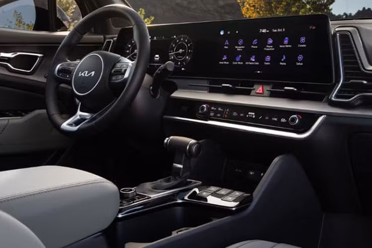 Đúng như kỳ vọng, nội thất xe hứa hẹn được nâng cấp nhiều. Đáng chú ý là màn hình cong 12,3 inch trải trên táp lô. Các khe gió điều hòa được tinh chỉnh nhẹ. Khu vực dưới màn hình trung tâm nay được làm gọn lại với một mảng ngang mỏng với 2 nút điều chỉnh âm thanh và điều hòa.