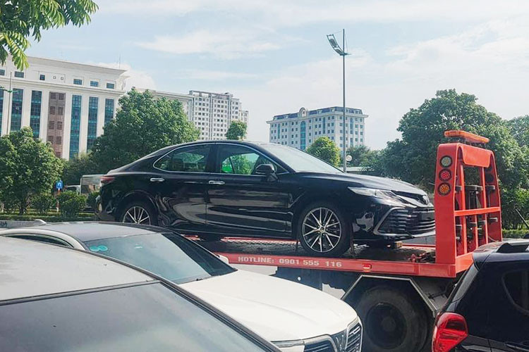 Toyota Camry trung bien 