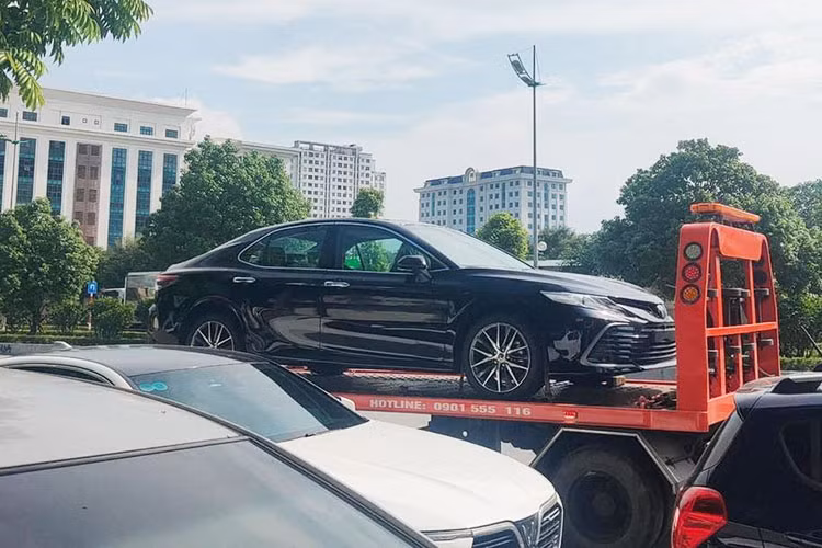 Toyota Camry trung bien 