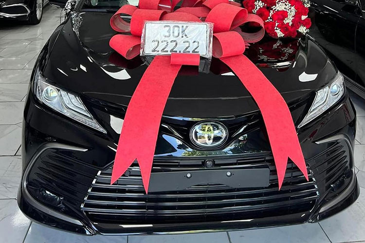 Toyota Camry trung bien 