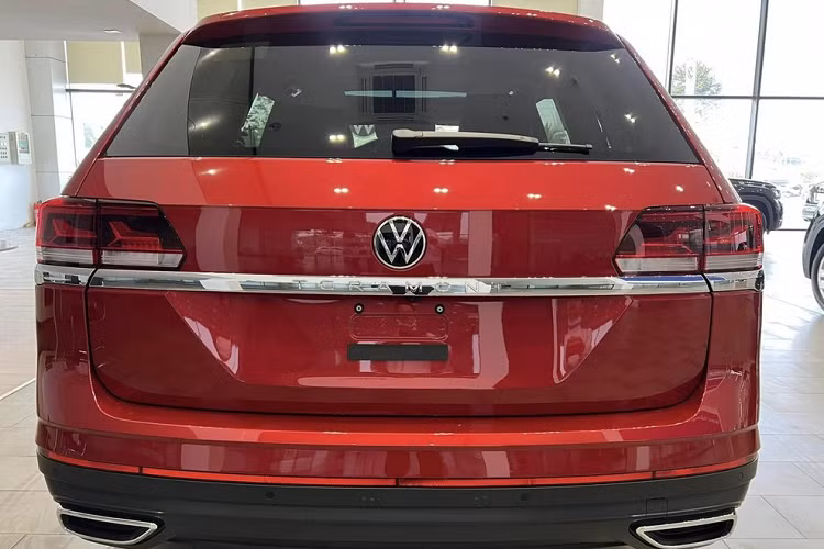Volkswagen Teramont tại Việt Nam chỉ có 1 phiên bản với những trang bị đáng chú ý như lưới tản nhiệt mạ crôm, đèn pha LED, dải đèn LED định vị ban ngày, đèn hậu LED, vành hợp kim 20 inch, baga nóc và gương chiếu hậu chỉnh điện, tự động điều chỉnh khi lùi, có sấy kính. Bên trong khoang lái của Volkswagen Teramont là không gian nội thất 3 hàng ghế với 7 chỗ ngồi.