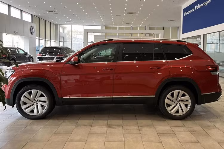 Từ đầu năm 2023, Volkswagen Teramont đã tăng giá 150 triệu đồng lên 2,499 tỷ đồng, đắt hơn đối thủ Ford Explorer (2,399 tỷ đồng). Trong thời gian tới, Volkswagen Teramont có thể sẽ thêm đối thủ là Hyundai Palisade 2023. Tuy nhiên, theo tin đồn, Hyundai Palisade 2023 sẽ có giá chỉ khoảng 2 tỷ đồng, rẻ hơn 2 đối thủ đến từ Đức và Mỹ.