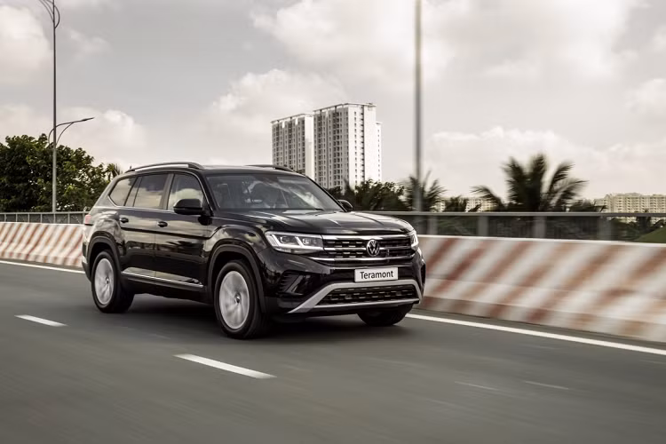 Nằm bên dưới nắp ca-pô của mẫu SUV cỡ lớn này là động cơ xăng 4 xi-lanh, tăng áp, dung tích 2.0L với công suất tối đa 220 mã lực và mô-men xoắn cực đại 350 Nm. Động cơ đi với hộp số tự động 8 cấp và hệ dẫn động 4 bánh toàn thời gian. Với giá bán cao nên Volkswagen Teramont khá kén khách tại Việt Nam. Đây cũng là tình trạng chung của các mẫu xe Volkswagen tại nước ta.