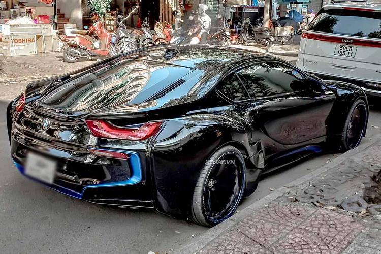 BMW i8 độ thân rộng có thời gian tăng tốc từ vị trí xuất phát lên 100km/h chỉ trong khoảng thời gian 4,4 giây trước khi đạt vận tốc tối đa 250 km/h. Chỉ với động cơ điện, chiếc xe thể thao BMW i8 có thể hoàn thành quãng đường dài 35 km và đạt vận tốc tối đa 120km/h.