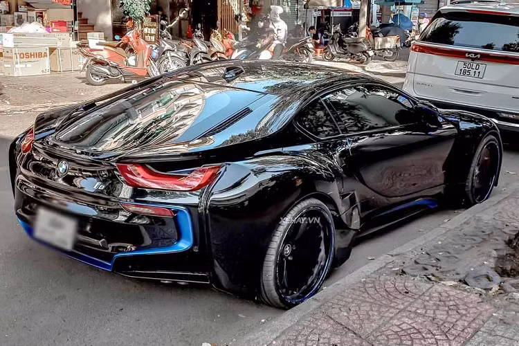 BMW i8 độ thân rộng có thời gian tăng tốc từ vị trí xuất phát lên 100km/h chỉ trong khoảng thời gian 4,4 giây trước khi đạt vận tốc tối đa 250 km/h. Chỉ với động cơ điện, chiếc xe thể thao BMW i8 có thể hoàn thành quãng đường dài 35 km và đạt vận tốc tối đa 120km/h.