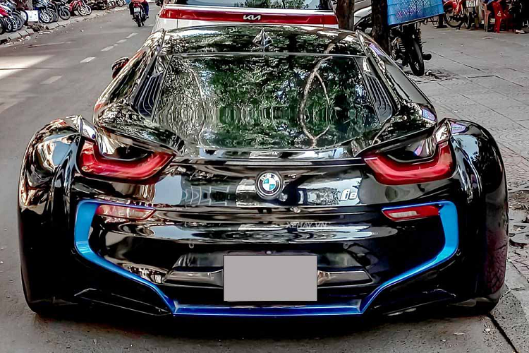 Nhờ hệ truyền động plug-in hybrid mà chiếc xe BMW i8 này có công suất tổng cộng là 357 mã lực và mô-men xoắn cực đại 570 Nm.
