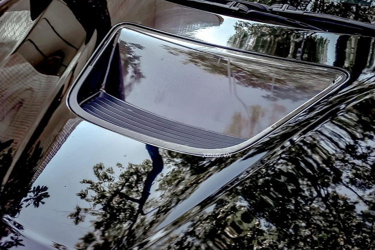 Cuối cùng, hệ thống ống xả của xe cũng được thay mới. Chiếc xe trang bị bộ pô đến từ Fi Exhaust cho âm thanh uy lực hơn, vốn là điểm yếu của những chiếc xe hybrid. Về truyền động, BMW i8 sử dụng động cơ hybrid với máy xăng I3 1.5L tăng áp.