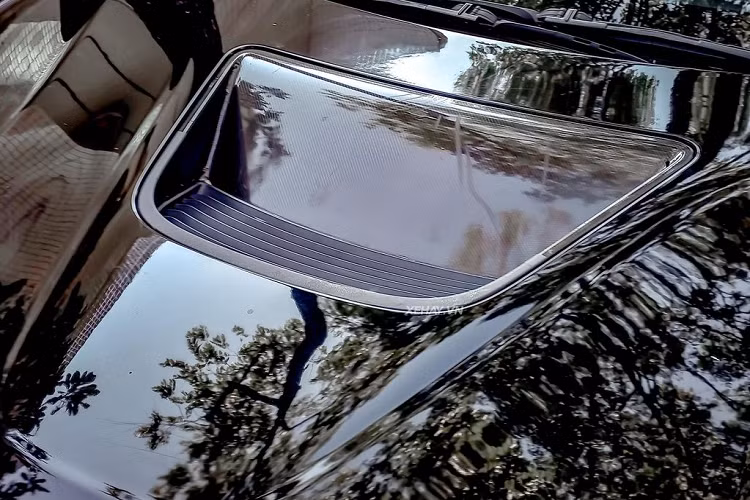 Cuối cùng, hệ thống ống xả của xe cũng được thay mới. Chiếc xe trang bị bộ pô đến từ Fi Exhaust cho âm thanh uy lực hơn, vốn là điểm yếu của những chiếc xe hybrid. Về truyền động, BMW i8 sử dụng động cơ hybrid với máy xăng I3 1.5L tăng áp.