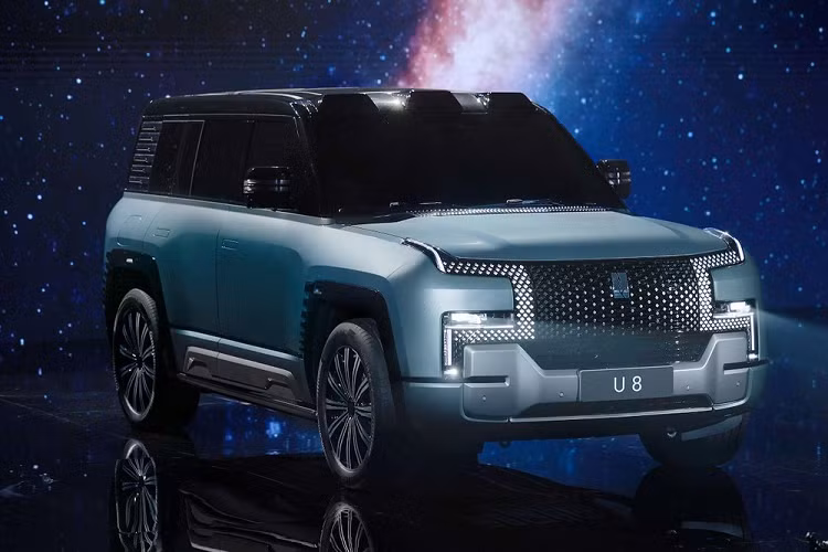 Chỉ biết rằng, xe sẽ dùng công nghệ pin Blade của hãng mẹ BYD. Ngoài ra, YangWang U8 còn có hệ dẫn động 4 bánh điều khiển điện tử với các tính năng điều hướng mô-men xoắn nâng cao, tính năng xoay 360 độ tại chỗ, chế độ di chuyển sang ngang như cua bò và chế độ nổi trên mặt nước nhờ thân xe hàn kín chống nước.