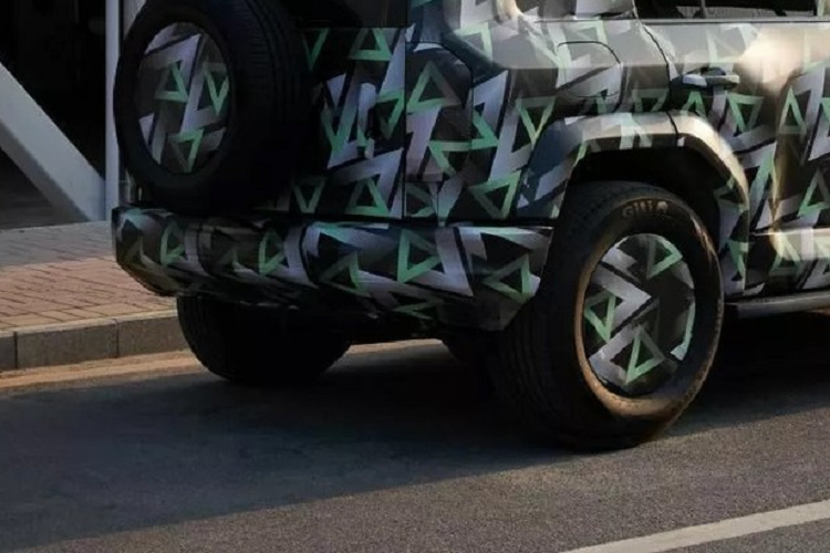 Bên cạnh đó là cản trước có thiết kế to bản và rắn rỏi, dự kiến sẽ tích hợp tấm ốp gầm bằng kim loại. Ở bên sườn, mẫu xe này được trang bị ốp cua lốp, nẹp sườn và bệ bước chân nổi bật. Ngoài ra, hãng BYD còn dùng ốp gương chiếu hậu khá lớn theo phong cách truyền thống cho mẫu xe này.