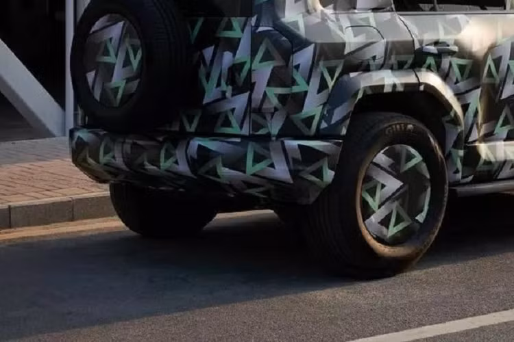 Bên cạnh đó là cản trước có thiết kế to bản và rắn rỏi, dự kiến sẽ tích hợp tấm ốp gầm bằng kim loại. Ở bên sườn, mẫu xe này được trang bị ốp cua lốp, nẹp sườn và bệ bước chân nổi bật. Ngoài ra, hãng BYD còn dùng ốp gương chiếu hậu khá lớn theo phong cách truyền thống cho mẫu xe này.