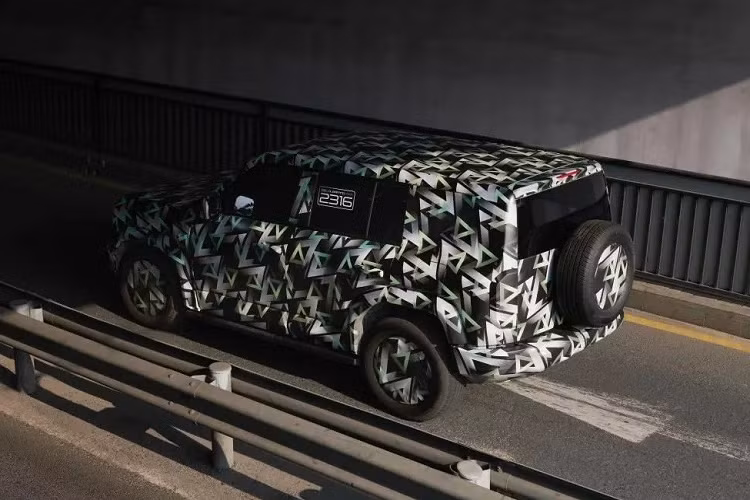 Mẫu SUV thuần điện U8 được bán dưới thương hiệu con YangWang mới của hãng BYD, chuyên về xe cao cấp. YangWang U8 sở hữu 4 mô-tơ điện với công suất tổng cộng lên đến 1.100 mã lực và có thể tăng tốc từ 0-100 km/h trong thời gian chỉ 3 giây. Hiện hãng BYD chưa công bố thông tin về pin và quãng đường di chuyển sau 1 lần sạc của YangWang U8.