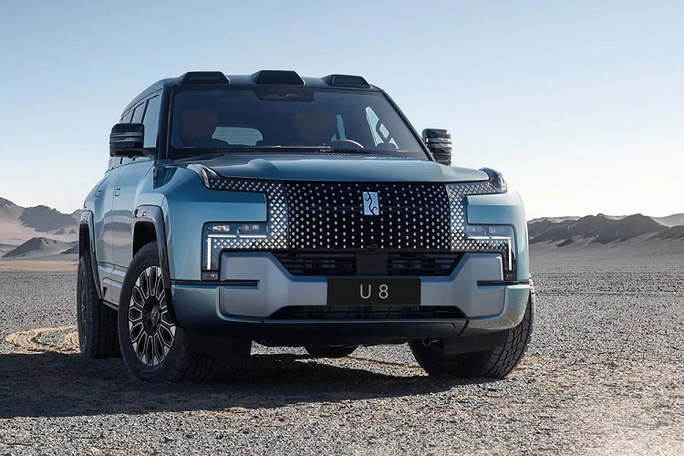 Mẫu SUV hạng sang này cũng có thể tiếp tục chạy ở vận tốc 120 km/h ngay cả khi bị thủng lốp. Theo dự đoán của giới báo chí, YangWang U8 sẽ có giá ít nhất 1 triệu Nhân dân tệ (khoảng 3,4 tỷ đồng) ở thị trường Trung Quốc.
