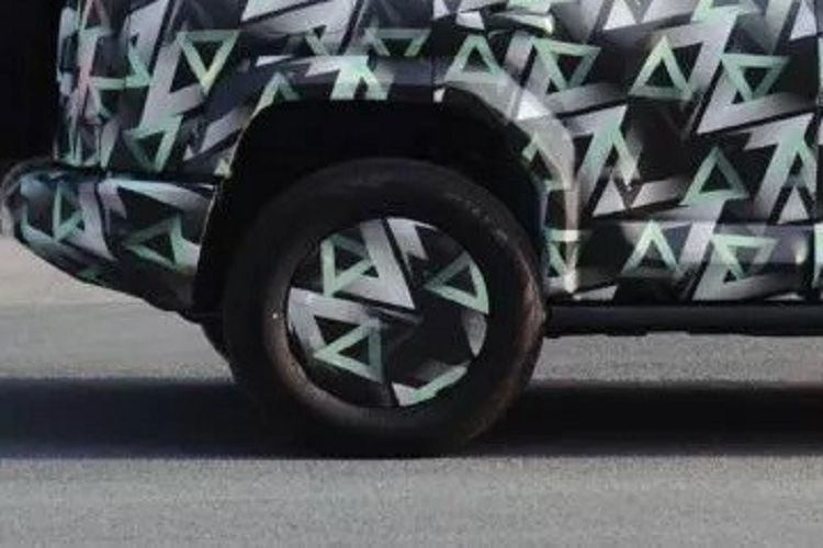 Tiếp đến là kính lái gần như thẳng đứng, nóc thẳng thớm, cửa sổ vuông vức bên sườn, cản sau độc đáo và lốp dự phòng nằm trên cửa cốp. Khi có mặt trên thị trường, mẫu SUV việt dã mới của thương hiệu BYD sẽ có 2 tùy chọn động cơ. Thứ nhất là hệ truyền động plug-in hybrid (PHEV), bao gồm động cơ xăng và mô-tơ điện, tạo ra công suất tổng cộng lên đến 670 mã lực.