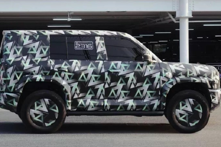 Tên mã nội bộ của mẫu xe này là SF. Mẫu SUV việt dã này đã xuất hiện trong một đoạn video do hãng BYD tung ra. Tất nhiên, trong đoạn video, SF đã được ngụy trang kín mít. Chỉ thấy rằng, mẫu SUV việt dã này sở hữu ngoại hình vuông vức và hầm hố, gợi liên tưởng đến Mercedes-Benz G-Class.