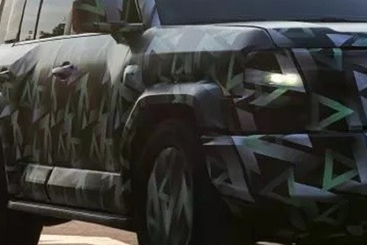 Động cơ kết hợp với hộp số tự động và hệ dẫn động 4 bánh. Đồng thời, SF mới của BYD còn có khóa vi sai phía trước, ở giữa và phía sau. Với một bình xăng đầy, phiên bản PHEV của xe có thể chạy được quãng đường 1.200 km. Thứ hai là phiên bản thuần điện nhưng chưa được hé lộ thông số.