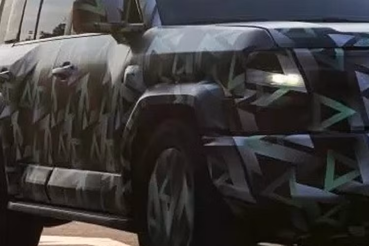 Động cơ kết hợp với hộp số tự động và hệ dẫn động 4 bánh. Đồng thời, SF mới của BYD còn có khóa vi sai phía trước, ở giữa và phía sau. Với một bình xăng đầy, phiên bản PHEV của xe có thể chạy được quãng đường 1.200 km. Thứ hai là phiên bản thuần điện nhưng chưa được hé lộ thông số.