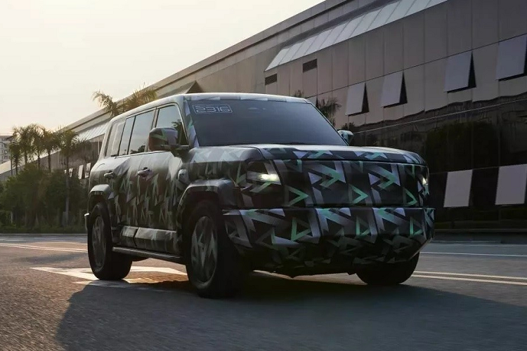 2022 có thể nói là một năm thành công rực rỡ của thương hiệu ôtô Trung Quốc BYD. Trong năm ngoái, BYD đã vươn lên trở thành thương hiệu ôtô điện bán chạy thứ 2 toàn cầu, chỉ đứng sau Tesla. Thừa thắng xông lên, BYD hiện đang phát triển hàng loạt mẫu ôtô mới. Một trong số đó có mẫu SUV việt dã thuộc dòng sản phẩm xe SUV F mới của BYD.