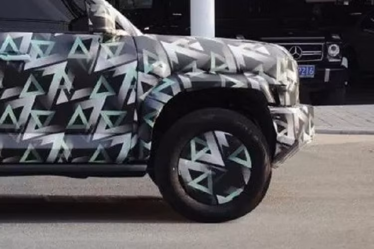 Theo hãng, xe BYD SF hoàn toàn mới sẽ được phát triển dựa trên khung gầm hình thang với chiều dài xấp xỉ 5.000 mm và chiều dài cơ sở 2.850 mm. Như vậy, mẫu ô tô Trung Quốc này có chiều dài cơ sở đúng bằng Toyota Land Cruiser 300. Bên ngoài, mẫu SUV việt dã mới của BYD được trang bị đèn pha LED và lưới tản nhiệt cỡ lớn trên đầu xe.