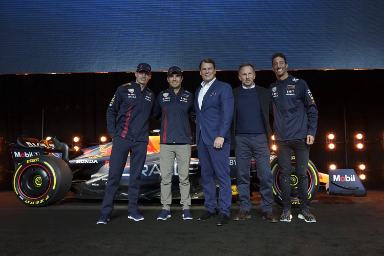 Ford tham gia giải đua F1 từ những năm 1960 và động cơ DFV (Double Four Valve) được chế tạo với sự hợp tác của công ty kỹ thuật Anh Cosworth giành được 155 chiến thắng trong 262 cuộc đua từ năm 1967 đến 1985.