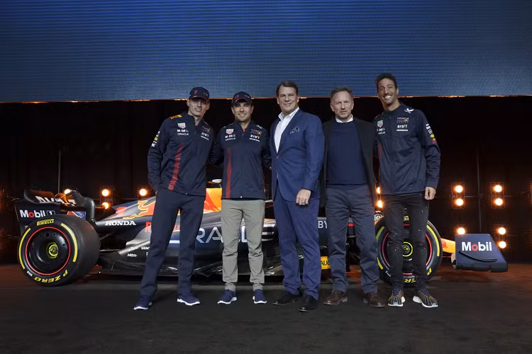 Ford tham gia giải đua F1 từ những năm 1960 và động cơ DFV (Double Four Valve) được chế tạo với sự hợp tác của công ty kỹ thuật Anh Cosworth giành được 155 chiến thắng trong 262 cuộc đua từ năm 1967 đến 1985.