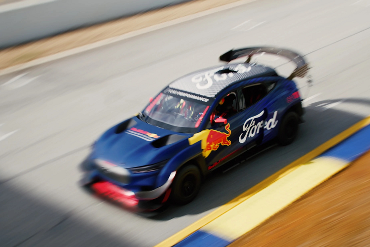 "Đây là sự khởi đầu của chương mới ly kỳ trong câu chuyện đua xe thể thao của Ford bắt đầu khi ông cố của tôi giành chiến thắng trong cuộc đua giúp ra mắt công ty chúng tôi", Bill Ford - chủ tịch điều hành cho biết.