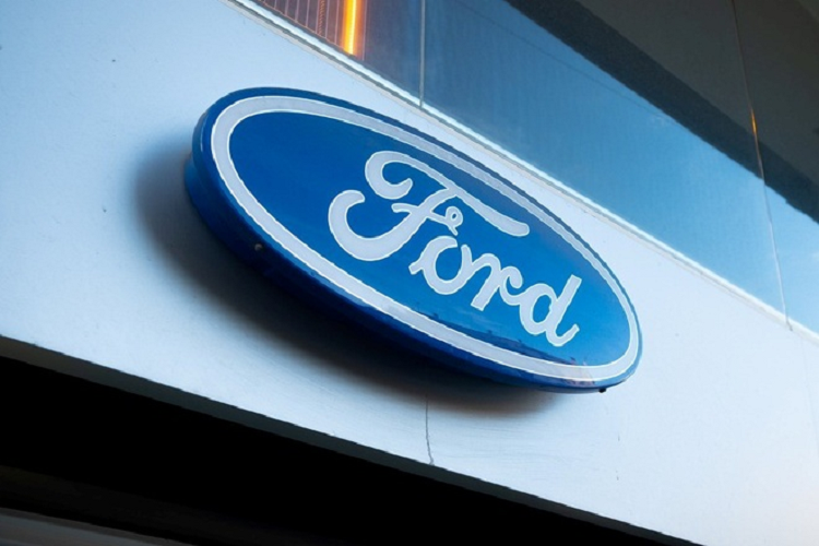 Năm 2004, Ford chính thức ngừng tham gia giải đấu này và bán đội đua Jaguar Formula 1 cho Red Bull. Trước đó, Ford đã gặt hái nhiều thành công trong các giải đấu F1 với 10 chức vô địch đội và 13 chức vô địch tay đua. "Thật tuyệt vời khi được chào đón Ford trở lại Công thức 1 thông qua sự hợp tác này", Christian Horner, ông chủ của đội Oracle Red Bull Racing Team cho biết.