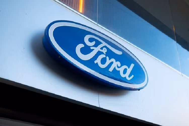 Năm 2004, Ford chính thức ngừng tham gia giải đấu này và bán đội đua Jaguar Formula 1 cho Red Bull. Trước đó, Ford đã gặt hái nhiều thành công trong các giải đấu F1 với 10 chức vô địch đội và 13 chức vô địch tay đua. "Thật tuyệt vời khi được chào đón Ford trở lại Công thức 1 thông qua sự hợp tác này", Christian Horner, ông chủ của đội Oracle Red Bull Racing Team cho biết.