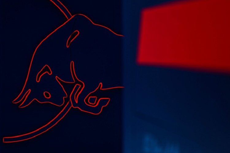 Stefano Domenicali, Chủ tịch kiêm Giám đốc điều hành của F1, cho biết: “Thông tin Ford sẽ tham gia F1 từ năm 2026 là điều tuyệt vời cho môn thể thao này và chúng tôi rất vui khi thấy họ tham gia cùng các đối tác ô tô khác đã có mặt trong Công thức 1”.