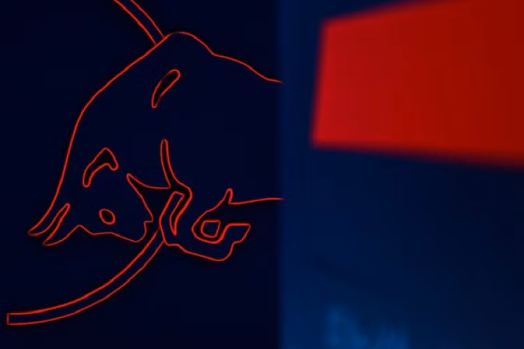 Stefano Domenicali, Chủ tịch kiêm Giám đốc điều hành của F1, cho biết: “Thông tin Ford sẽ tham gia F1 từ năm 2026 là điều tuyệt vời cho môn thể thao này và chúng tôi rất vui khi thấy họ tham gia cùng các đối tác ô tô khác đã có mặt trong Công thức 1”.