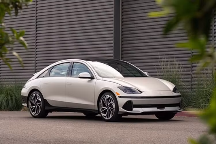 Edmunds đã tiến hành phân tích 43 mẫu xe điện tại thị trường Mỹ trong những năm qua. Trang web này sẽ đo khả năng sạc của xe điện bằng cách dùng công suất sạc (kW) chia cho tỉ lệ tiêu thụ điện năng (kWh/100 dặm) rồi nhân 100 để trả về kết quả cuối cùng là dặm/1 giờ sạc. Sau nghiên cứu, họ đánh giá xe điện của Hyundai và Kia có tốc độ sạc nhanh nhất thế giới.