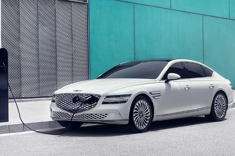 Sở dĩ các mẫu xe điện của tập đoàn Hyundai - Kia có tốc độ sạc tốt hơn là do xe điện của họ được trang bị cả phần cứng sạc 400V và 800V trong khi nhiều mẫu xe điện khác chỉ dùng sạc 400V để tiết kiệm chi phí và giảm giá bán nhằm dễ dàng tiếp cận khách hàng.