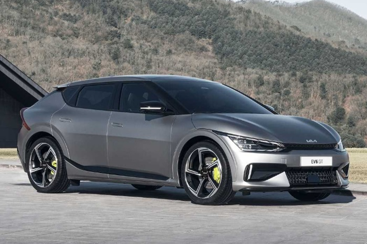 Đáng chú ý, trong top 10 ôtô điện sạc nhanh nhất thì có đến 6 đại diện đến từ Tập đoàn Hyundai - Kia là Kia EV6 RWD với 1.238 km/giờ (xếp thứ 2); Hyundai Ioniq 6 bản 2 cầu AWD với 1.230 km/giờ (xếp thứ 3); Kia EV6 GT Line với 1.091km sạc/giờ (xếp thứ 5); Hyundai Ioniq 5 AWD với 1.083 km sạc/giờ (xếp thứ 6) và Genesis Electrified G80 với 853 km sạc/giờ(xếp thứ 8).