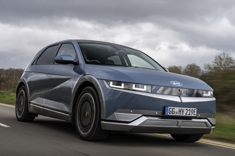 Những mẫu xe khác trong top 10 cũng có tốc độ sạc nhanh không kém đó là: Porsche Taycan 4S với tốc độ sạc 1.110 km/giờ (xếp thứ 4); Porsche Taycan GTS với tốc độ sạc 940 km/giờ (xếp thứ 9); Mercedes-Benz EQS 450+ với 954 km/giờ (xếp thứ 7) và Tesla Model 3 xếp thứ 10 với 912 km/giờ.