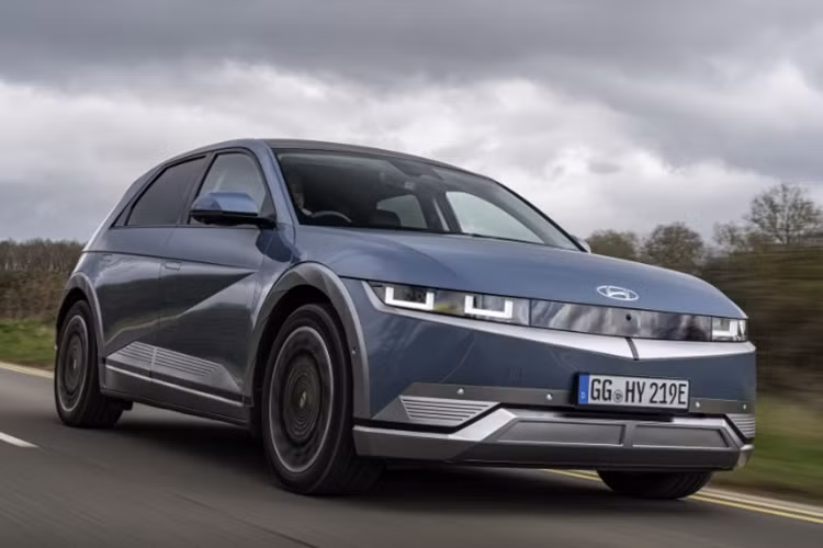 Những mẫu xe khác trong top 10 cũng có tốc độ sạc nhanh không kém đó là: Porsche Taycan 4S với tốc độ sạc 1.110 km/giờ (xếp thứ 4); Porsche Taycan GTS với tốc độ sạc 940 km/giờ (xếp thứ 9); Mercedes-Benz EQS 450+ với 954 km/giờ (xếp thứ 7) và Tesla Model 3 xếp thứ 10 với 912 km/giờ.