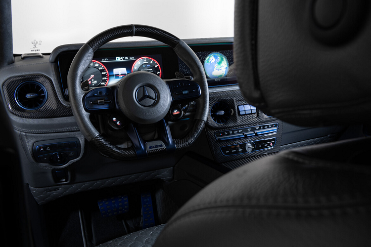 Nội thất độc đáo với tông màu Deep Blue từ tapi cửa, vô lăng, bệ tỳ tay trung tâm, bàn đạp ga/tháng, chốt khoá cửa, logo ở taplo...