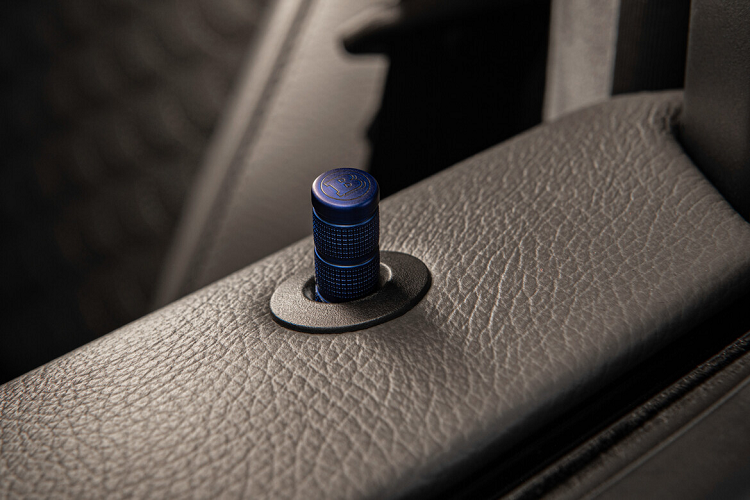 Toàn bộ ghế được bọc da màu xám Slate Gray. Đặc biệt, tựa lưng, đệm ghế có họa tiết vỏ sò "Seashell Diamond" độc đáo. Đặc biệt ở lưng ghế có tấm kim loại khắc chữ "Brabus Masterpiece" kèm chữ ký giám đốc điều hành Brabus - ông Constantin Buschmann.