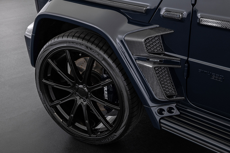 Mercedes-AMG G63 Brabus 900 Deep Blue trang bị mâm đúc Brabus Monoblock Z "Platinum Edition" kích thước 24 inch được sơn màu đen Signature Black. Đặc biệt hệ thống treo đặc biệt BRABUS RideControl có thể hạ thấp khoảng sáng gầm lên đến 45 mm.
