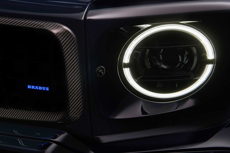 Phần viền của lưới tản nhiệt được làm bằng sợi carbon và logo Brabus đặt tại trung tâm có khả năng phát sáng. Các chi tiết trang trí được làm từ carbon như hốc bánh trước và sau, ốp bảo vệ cửa kèm logo Brabus, cánh gió cỡ lớn, ốp bánh dự phòng, khuếch tán cản sau...