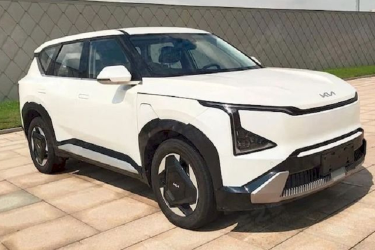 Mẫu SUV thuần điện cỡ C - Kia EV5 2024 mới sẽ chính thức được công bố ra mắt tại Triển lãm ô tô Thành Đô, Trung Quốc diễn ra từ ngày 25/8 tới đây. Trước thời điểm đó, những thông số cơ bản về kích thước và động cơ của mẫu xe này đã được hé lộ tại cổng thông tin điện tử của Bộ Công nghiệp và Công nghệ thông tin Trung Quốc.