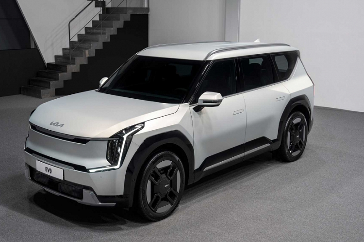 Cụm đèn pha hình tam giác gồm các bóng LED nhỏ, kết hợp với dải đèn chiếu sáng ban ngày vắt ngang khu vực đầu xe. Bên dưới là hốc gió trung tâm hình thang rộng với phần viền dày dặn, tạo nên dáng vẻ mạnh mẽ hầm hố.