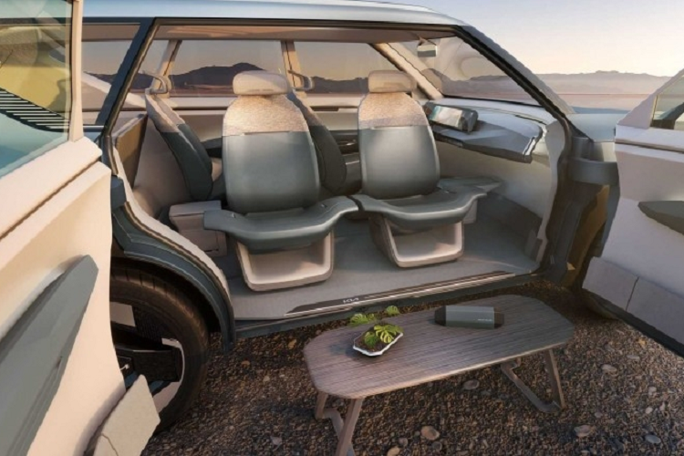 Ở phía sau, EV5 có cụm đèn hậu LED nằm dọc và 2 dải đèn LED thanh mảnh nằm vắt ngang trên cửa cốp, lấy cảm hứng thiết kế từ bản đồ sao. Cản sau màu bạc thiết kế vuông vắn, tích hợp bộ khuếch tán gió giả.