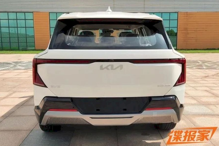 Tốc độ tối đa đạt được giới hạn điện tử ở 185 km/h. Cung cấp năng lượng cho hệ truyền động điện là bộ pin LFP dung lượng 82kWh, cho phạm vi hoạt động ước tính lên tới 600km với một lần sạc đầy. Tương tự EV6, Kia EV5 cũng có công nghệ sạc nhanh 800V cho khả năng nạp 80% pin trong khoảng 18 phút.